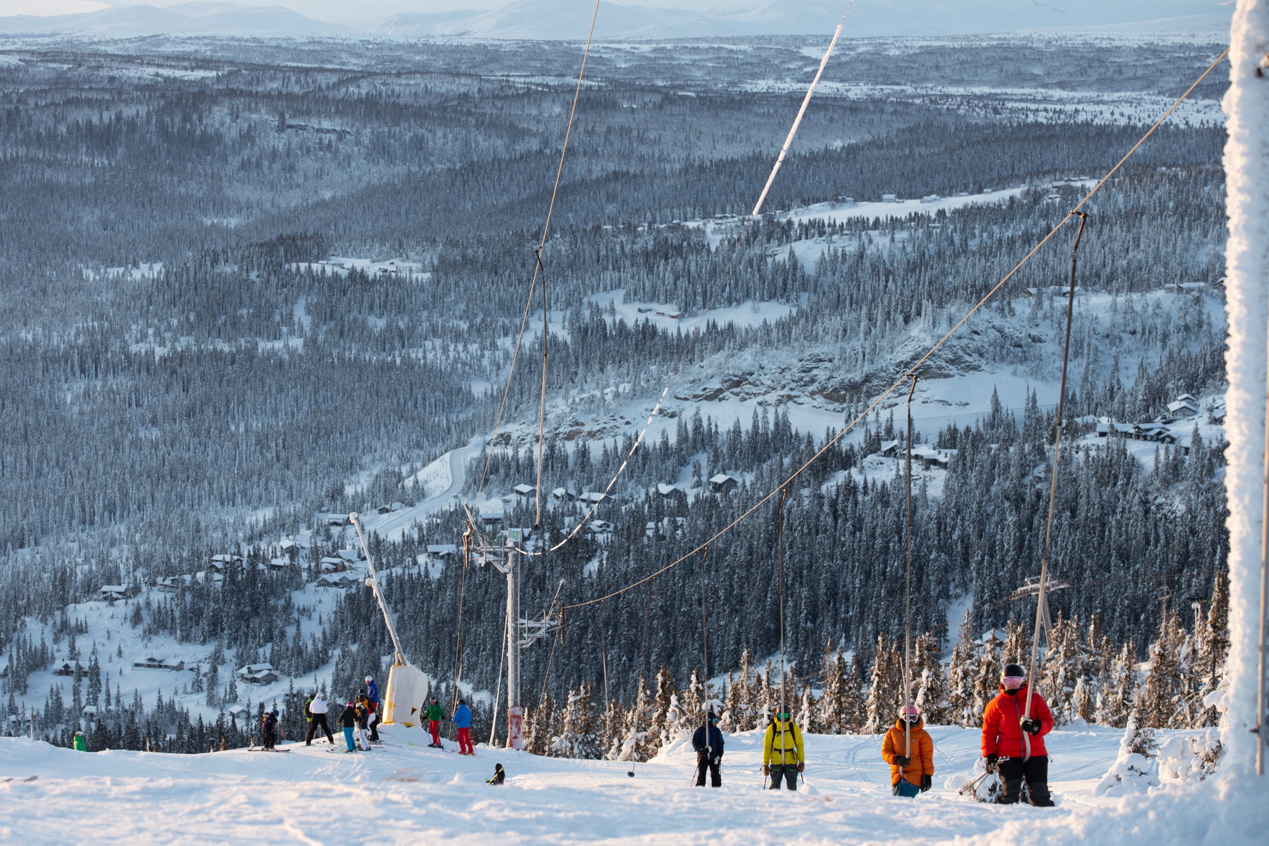 Folk står på ski på Kvitfjell