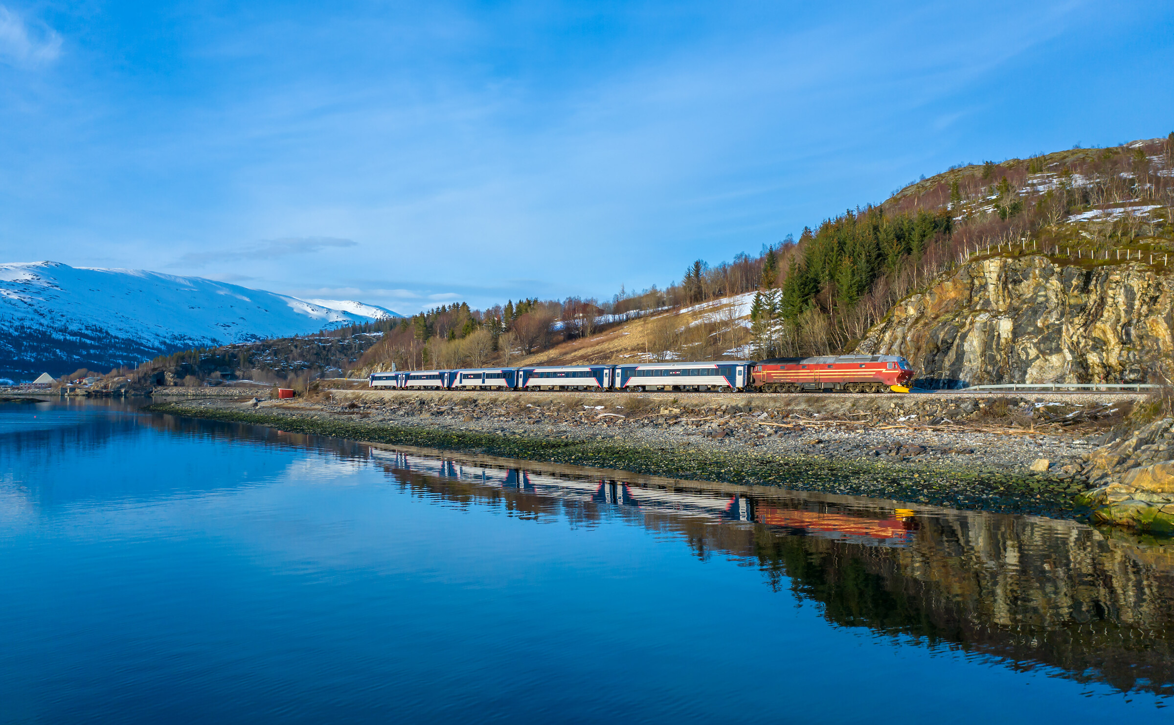 Toget kjører mellom Mosjøen og Drevvatn på Nordlandsbanen