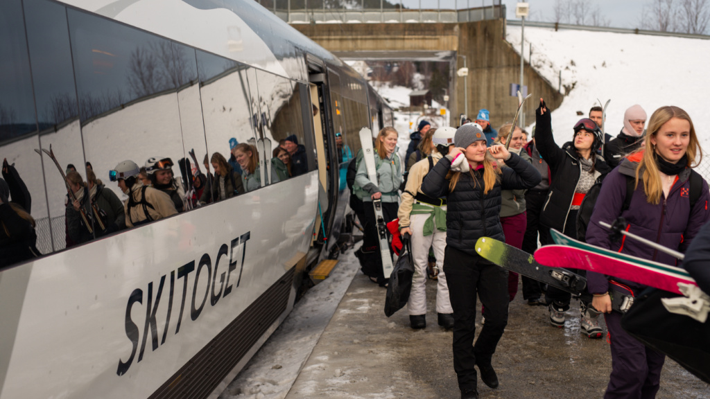 Passasjerer går av Skitoget på Kvitfjell