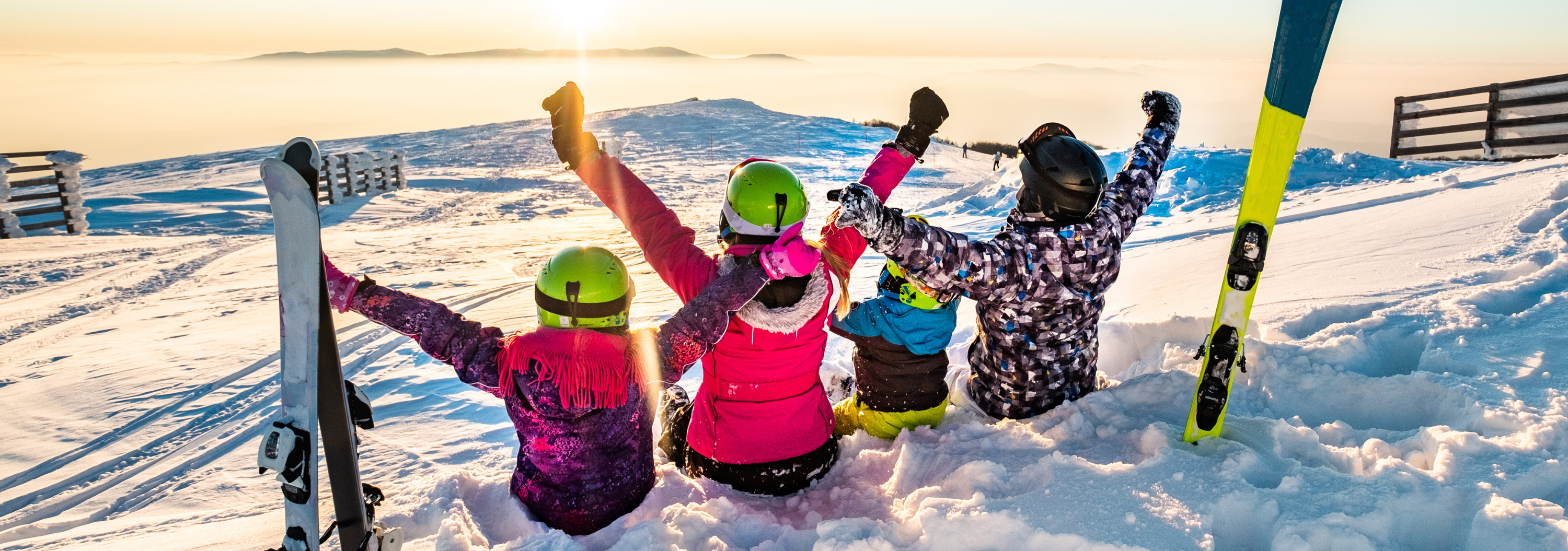 Folk på skibakken med skiutstyr