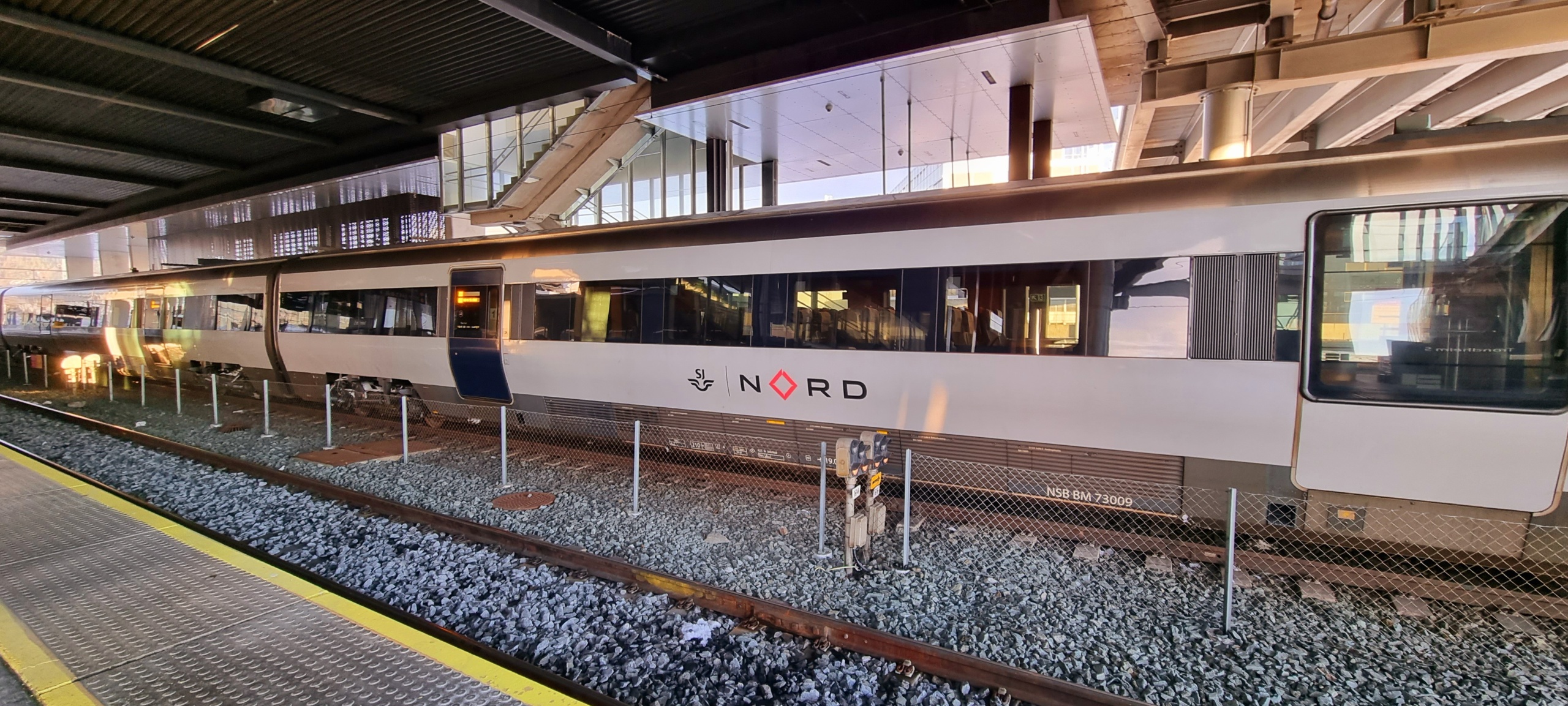 T76 tog står på Trondheim S