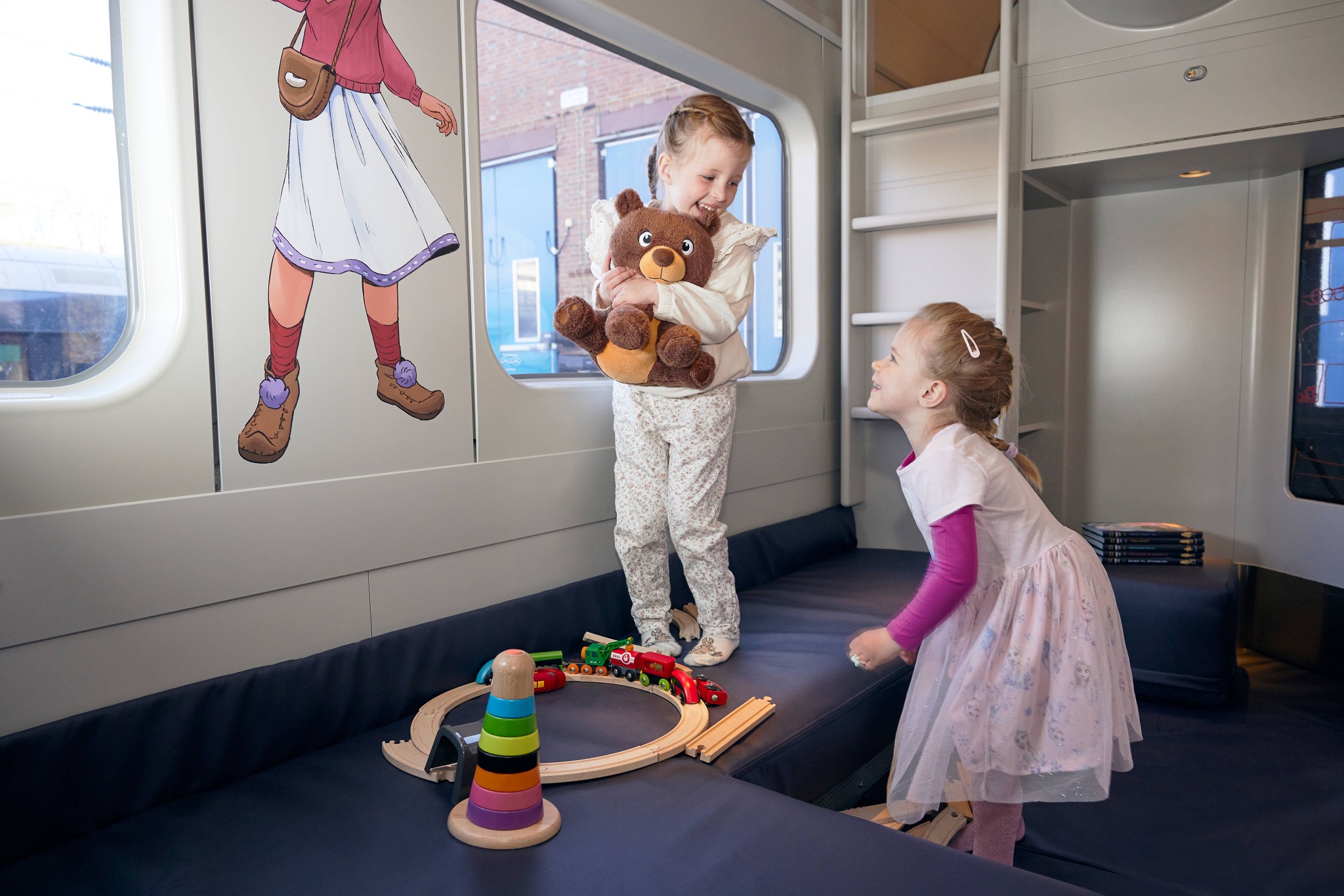 to barn leker i lekevognen om bord