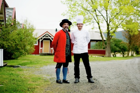 Mann og kjøkkenchef står foran restaurant