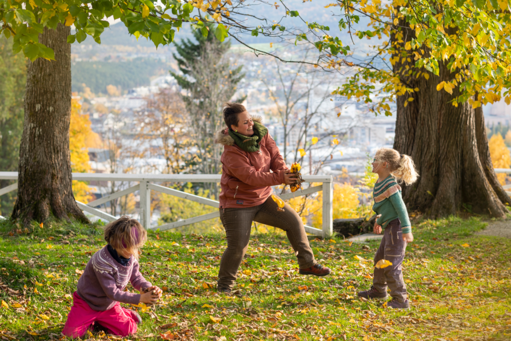 Barn leker på Egge Museum i Steinkjer
