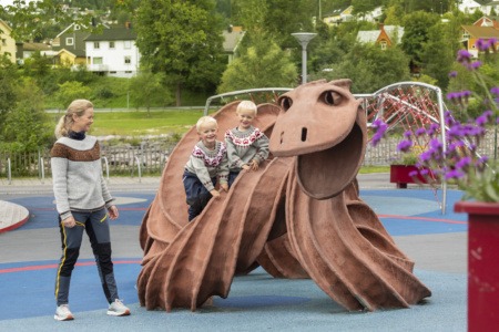Barn leker på Rismelen på Steinkjer