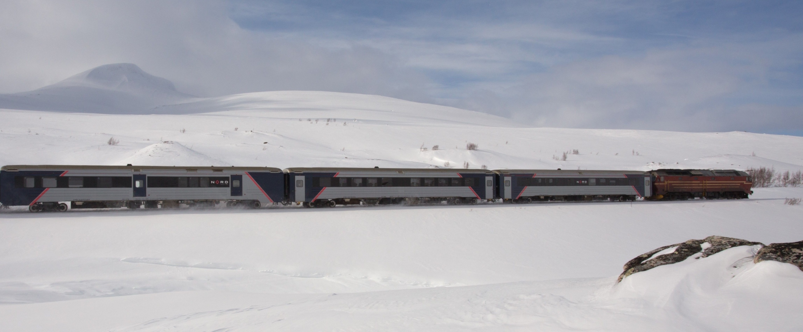 Lokomotiv og vogn kjører på Nordlandsbanen