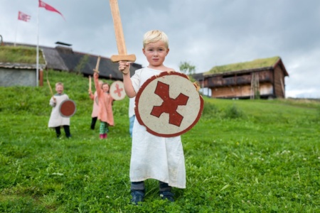 Liten gutt kledd som viking