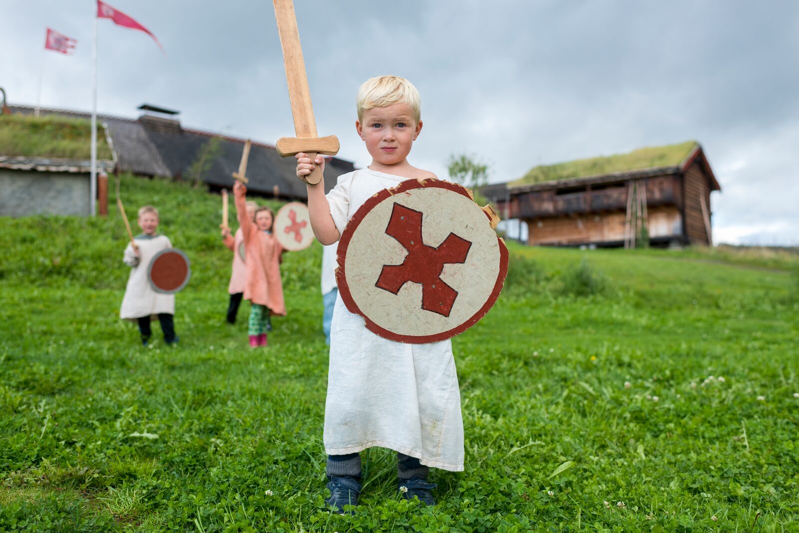 Liten gutt kledd som viking