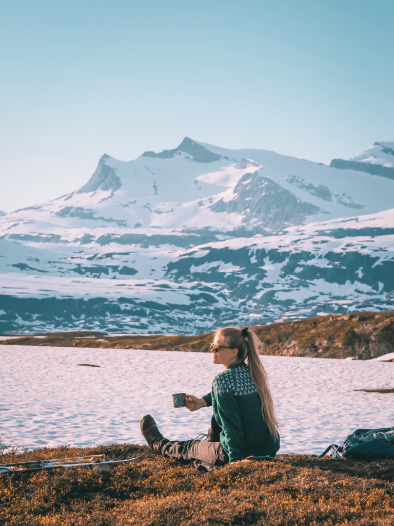 Dame på tur på Melfjellet i Rana