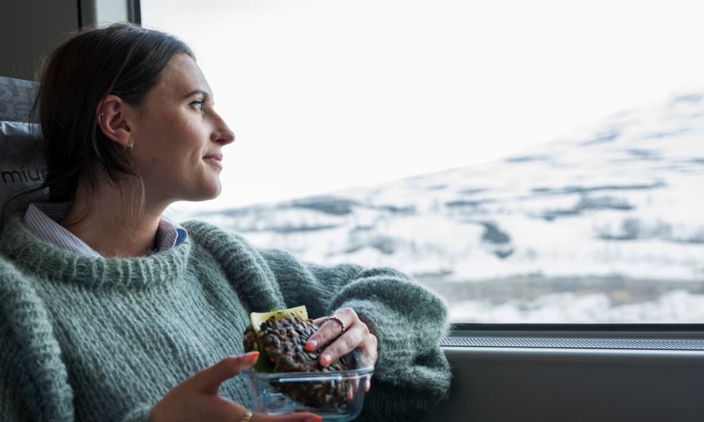 Dette bildet mangler alt-tekst; dets filnavn er eating-at-the-nordland-railway-tobias-myrland-maverix-visit-norway-1024x614.png