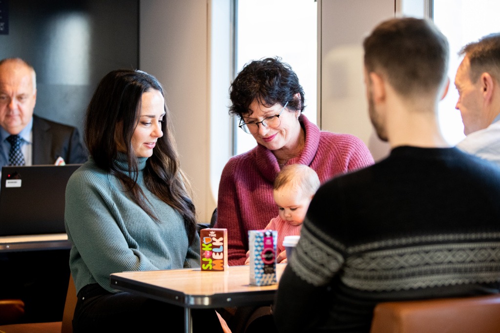 Familie spiser på kafévogna