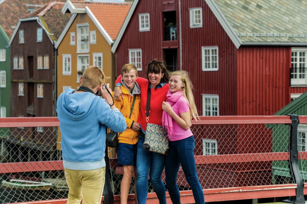 Familie tar bilde i Trondheim
