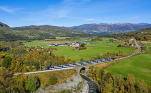 Toget kjører mellom Oppdal og Engan