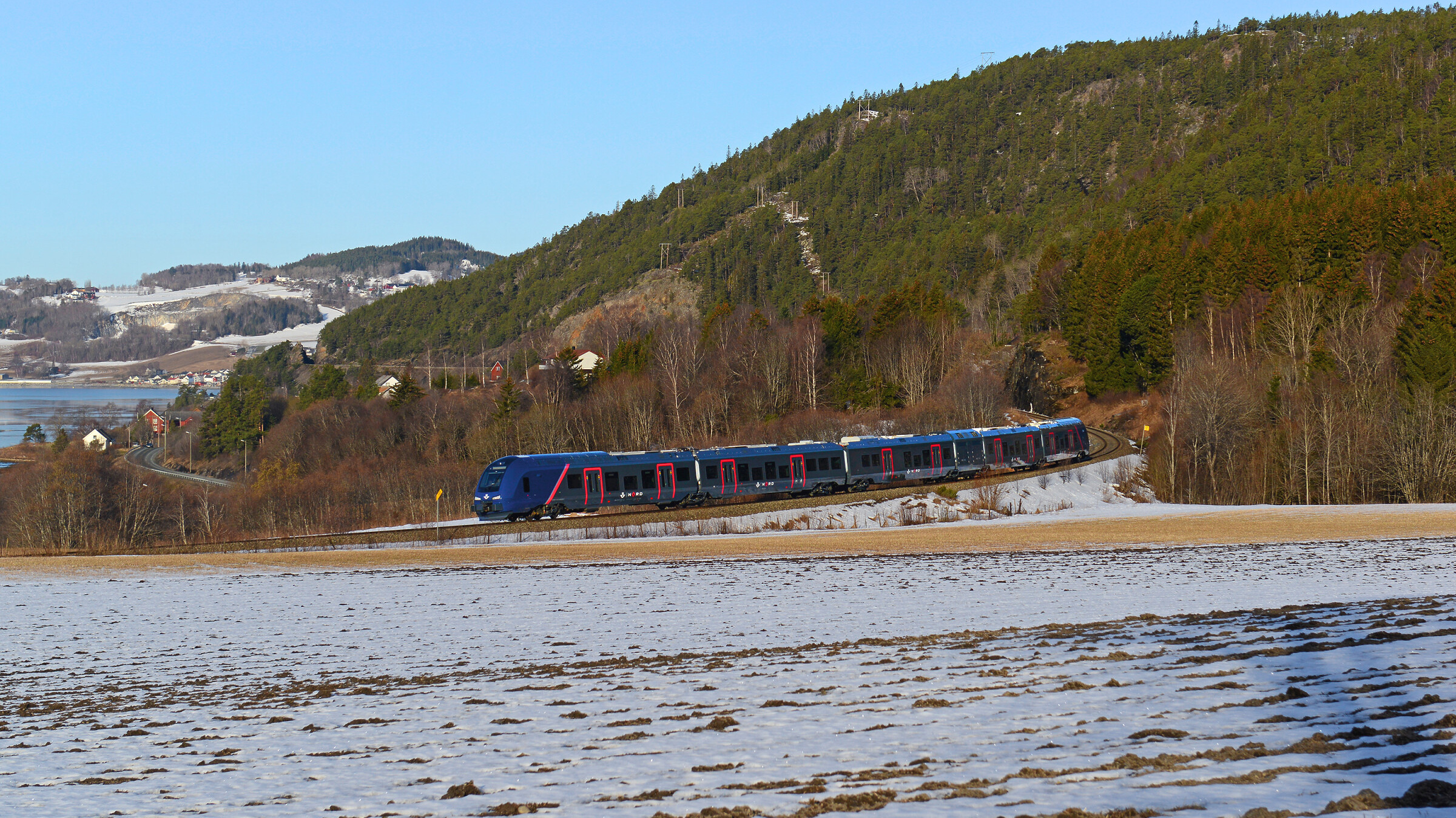 Tog kjører på Trønderbanen mellom Verdal og Røra