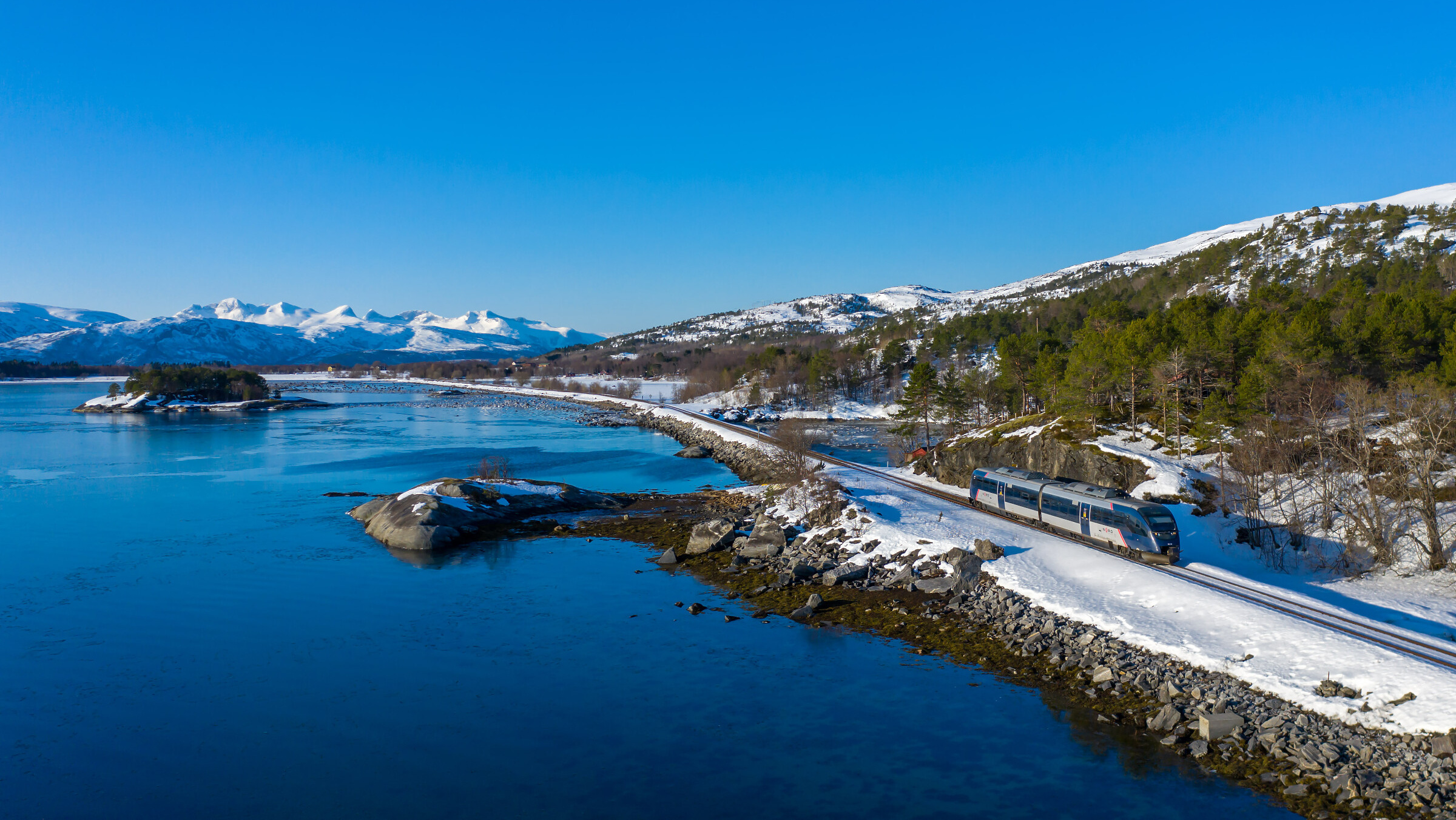 Tog kjører mellom Oterågå og Valnesfjord