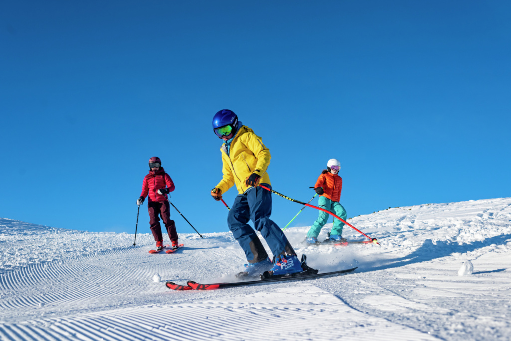 Tre personer står på ski på Oppdal