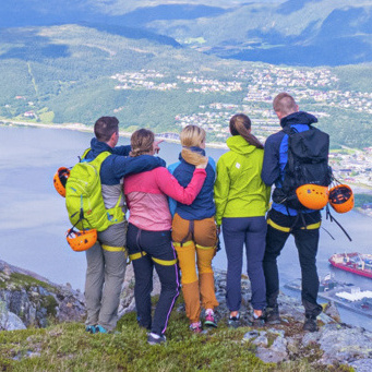 Fem mennesker står på varden på Øyfjellet i Mosjøen