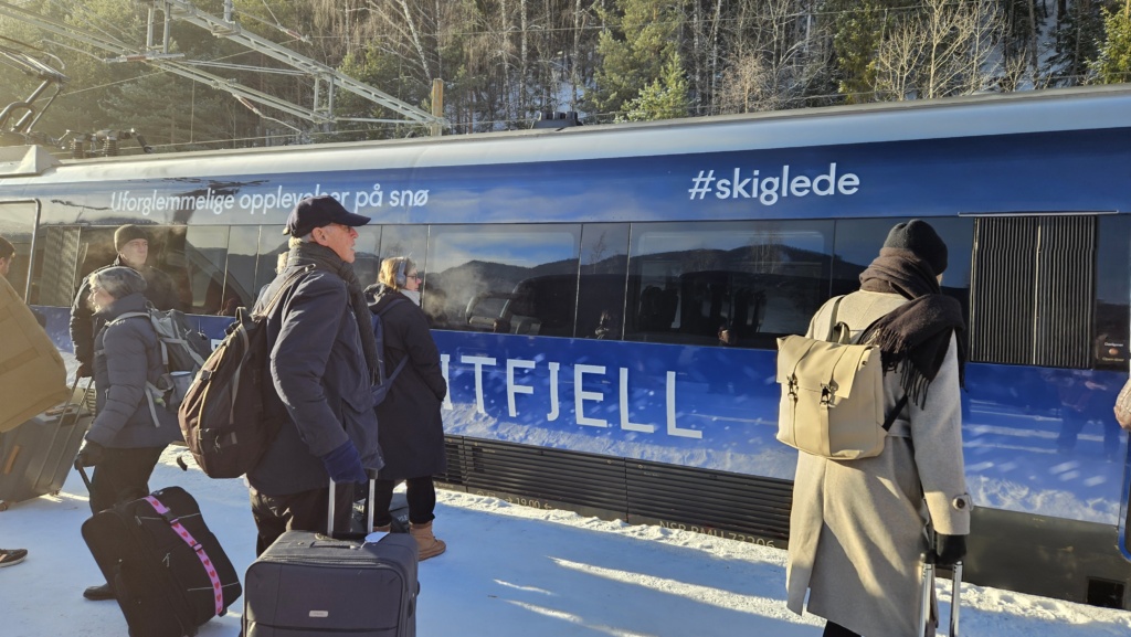 Skitoget venter på passasjerene som skal reise til Kvitfjell