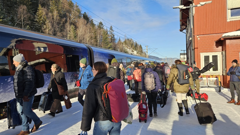 Passasjerene stiger på toget til Kvitfjell