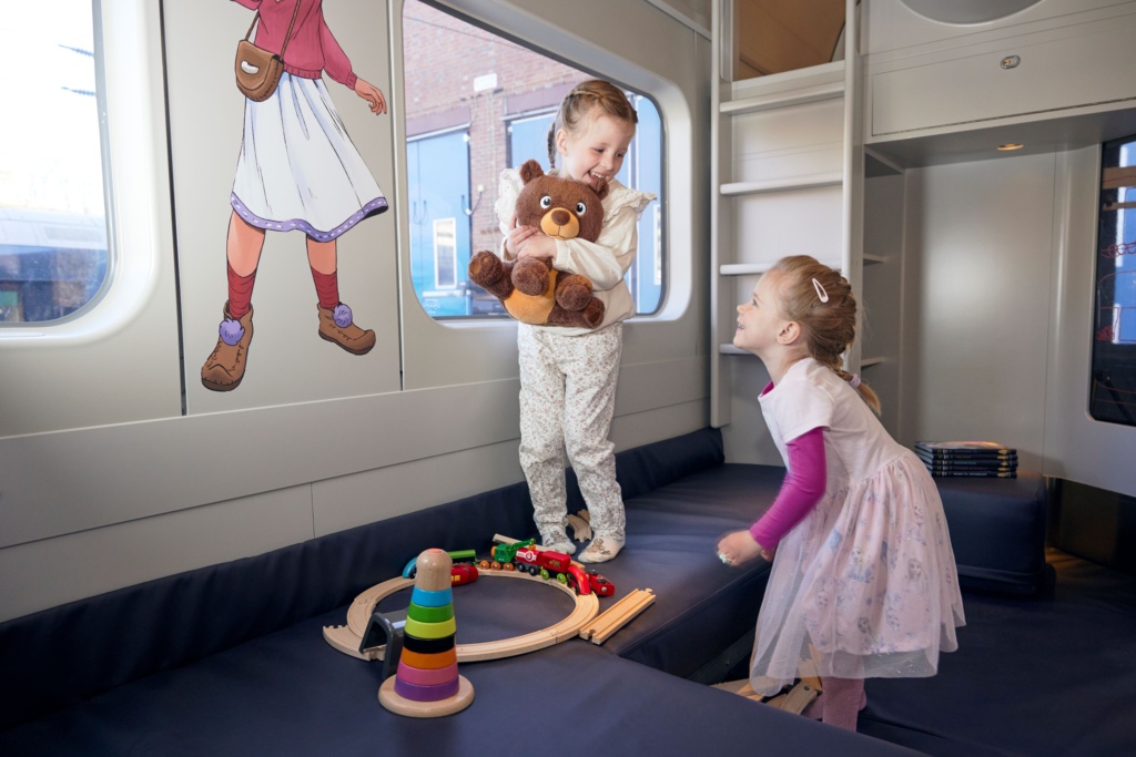 Barn leker på lekerommet i togets Familievogn