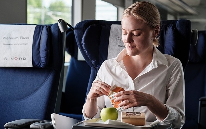 Kvinne spiser mat på toget
