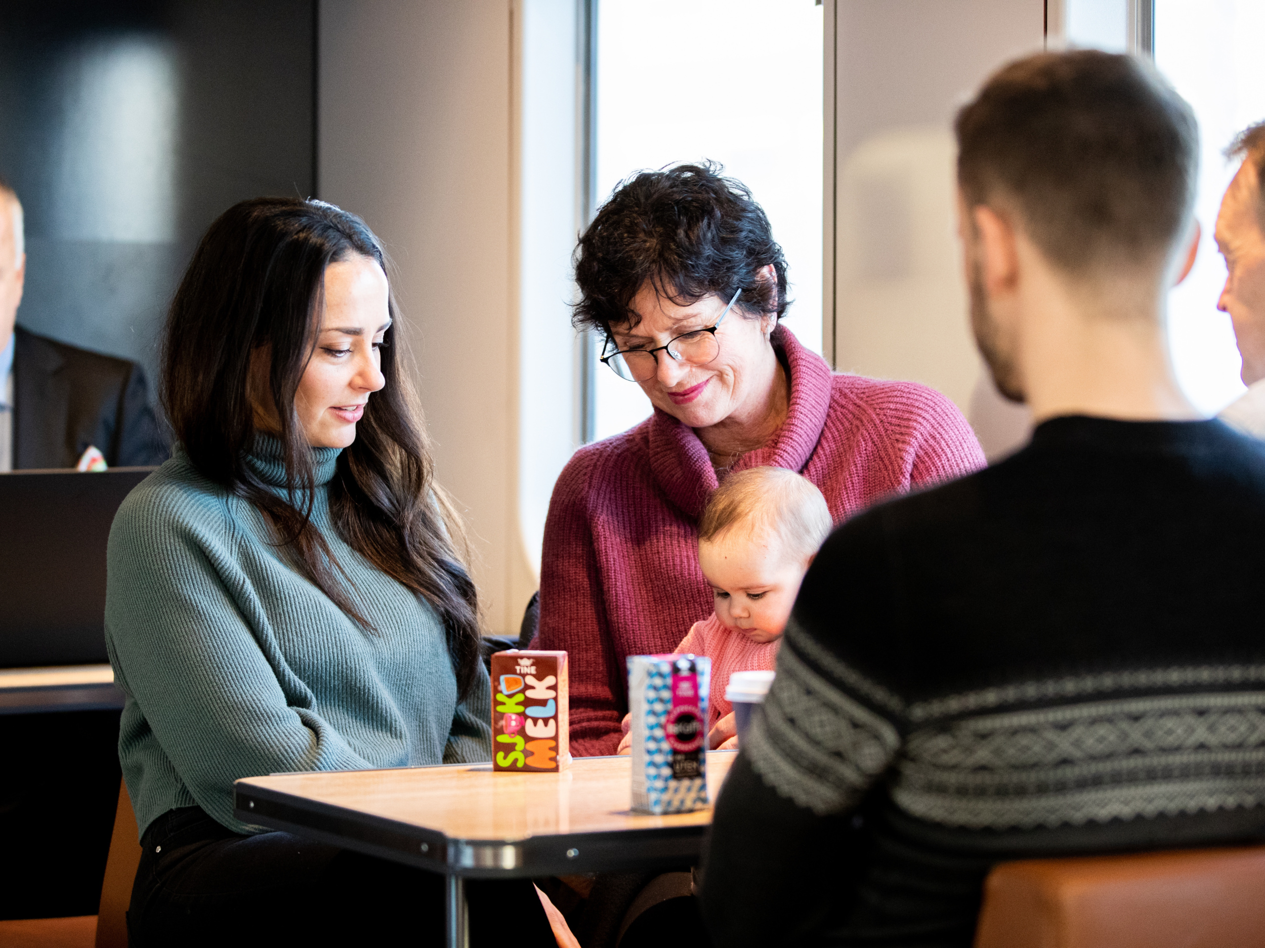 Familie spiser på kafévogna