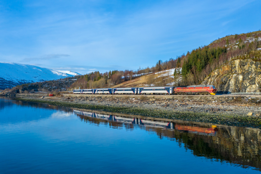 Toget kjører mellom Mosjøen og Drevvatn på Nordlandsbanen