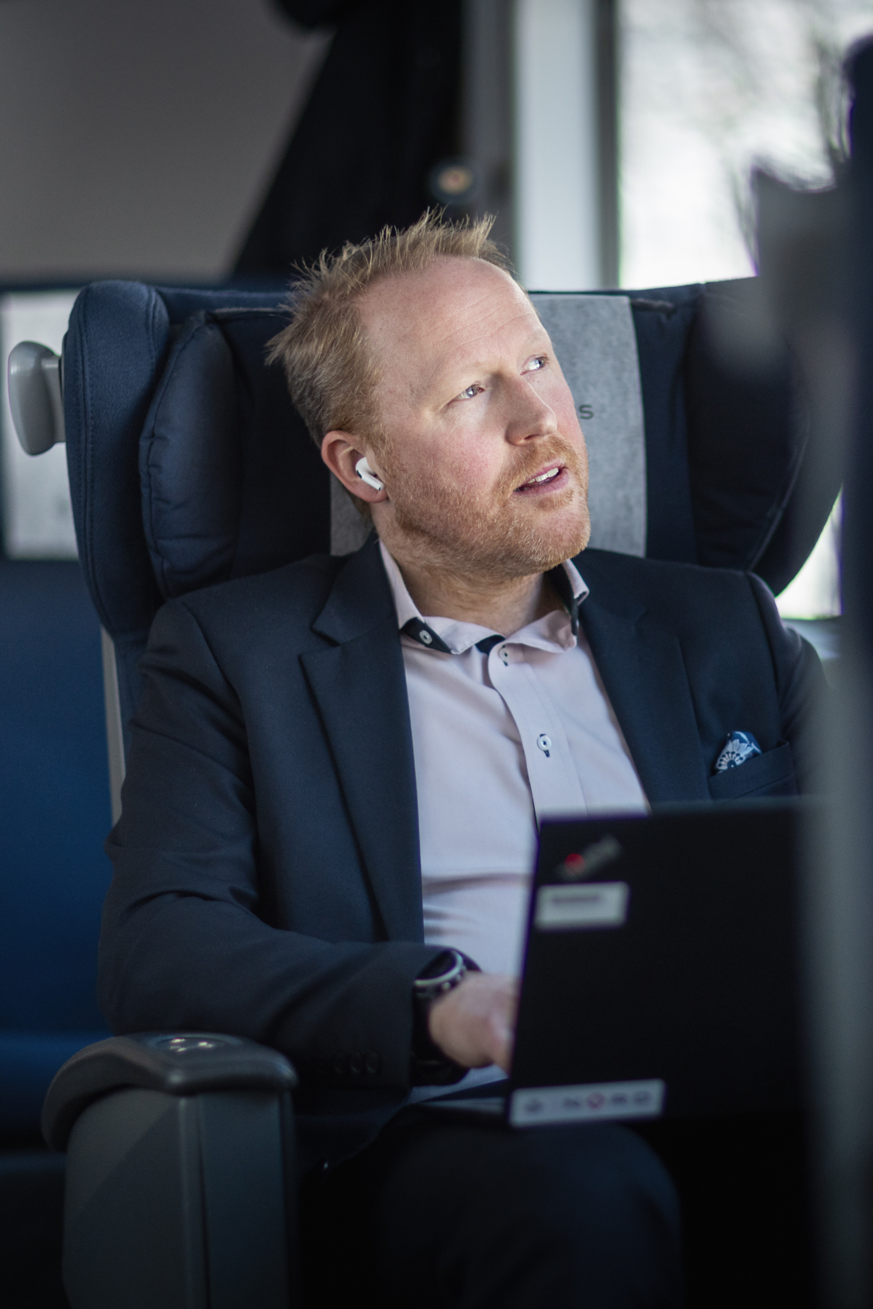 Mannlig passasjer nyter komforten på Premium Pluss