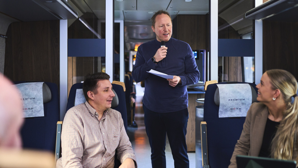 En gruppe reiser sammen og holder konferanse om bord