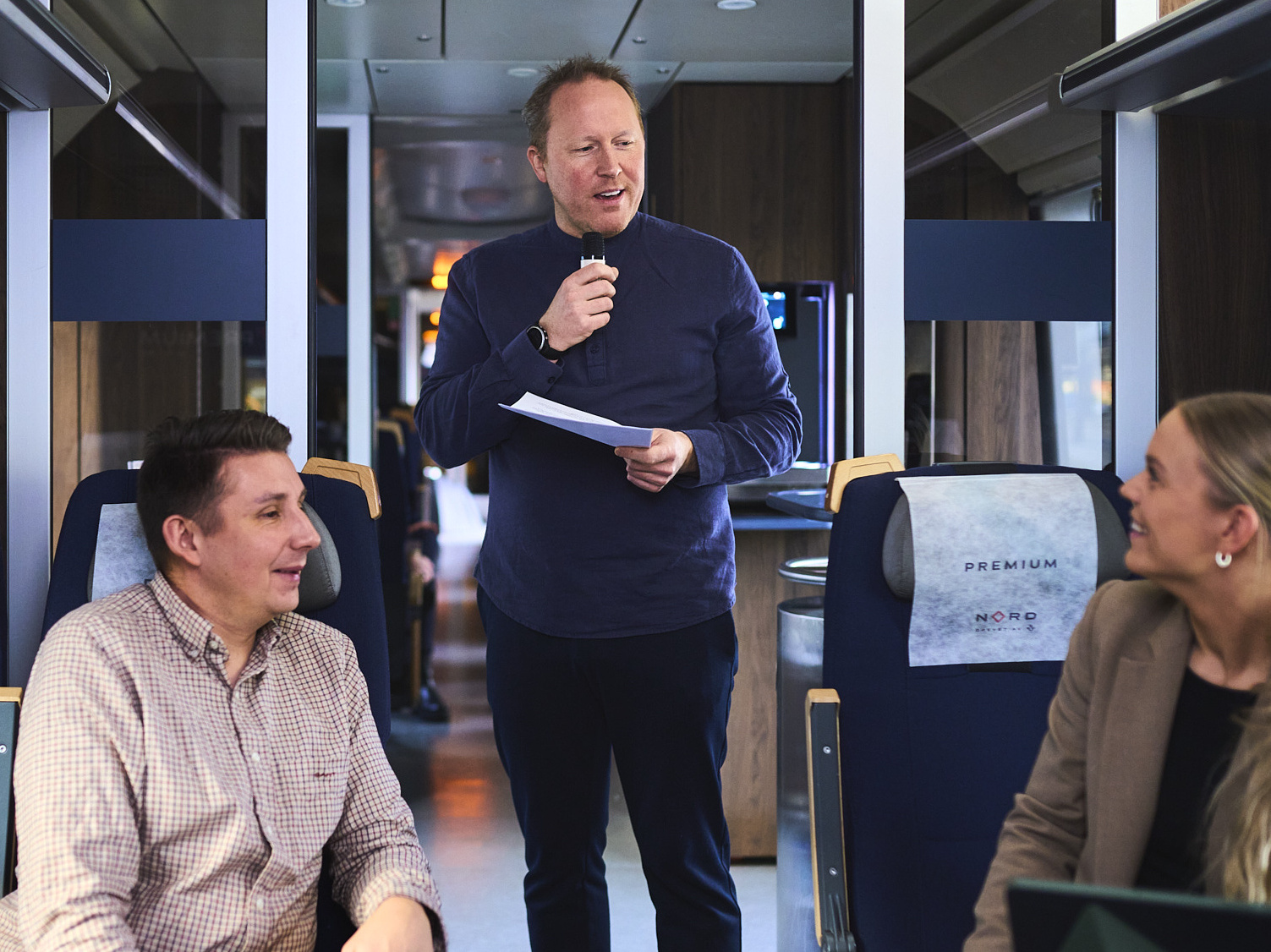 En gruppe reiser sammen og holder konferanse om bord