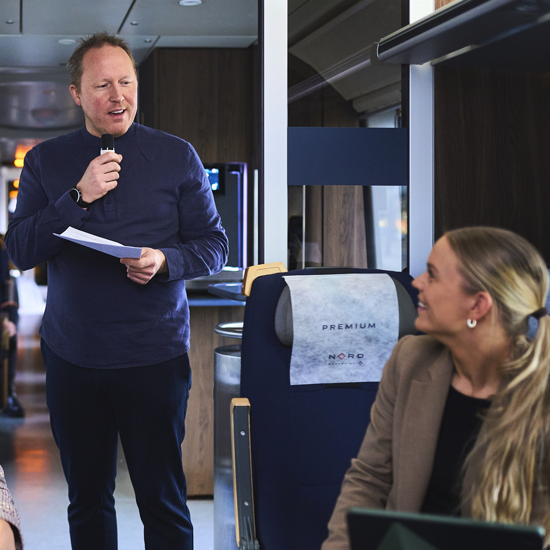 En gruppe reiser sammen og holder konferanse om bord