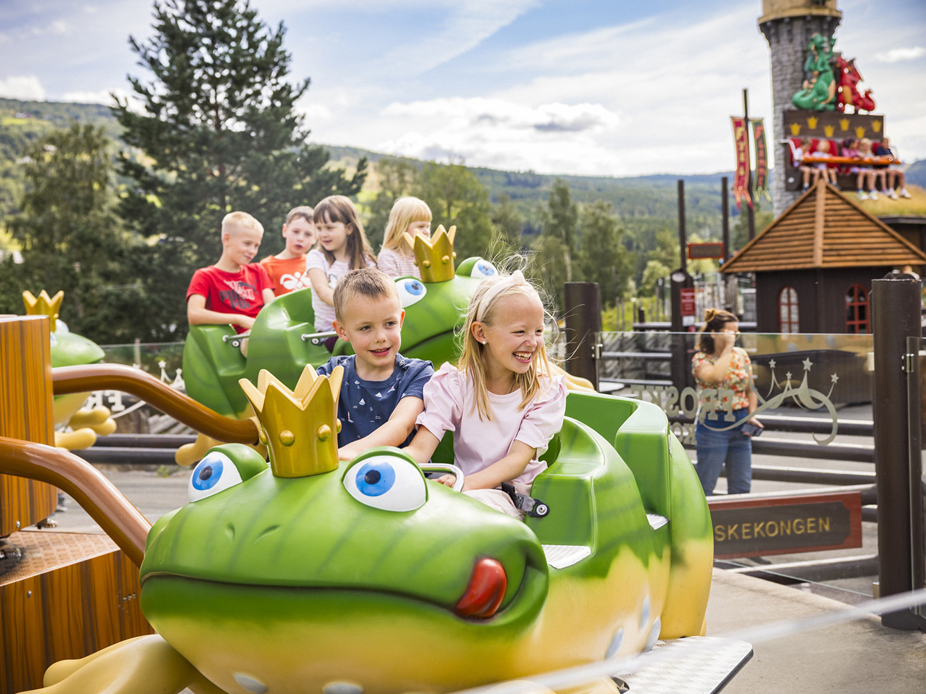 Barn koser seg på Hunderfossen Eventyrpark
